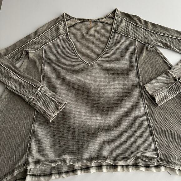 Free People Distressed Waffle Knit Handkerchief Hem V Neck Worn Gray Shirt XS - Picture 3 of 10